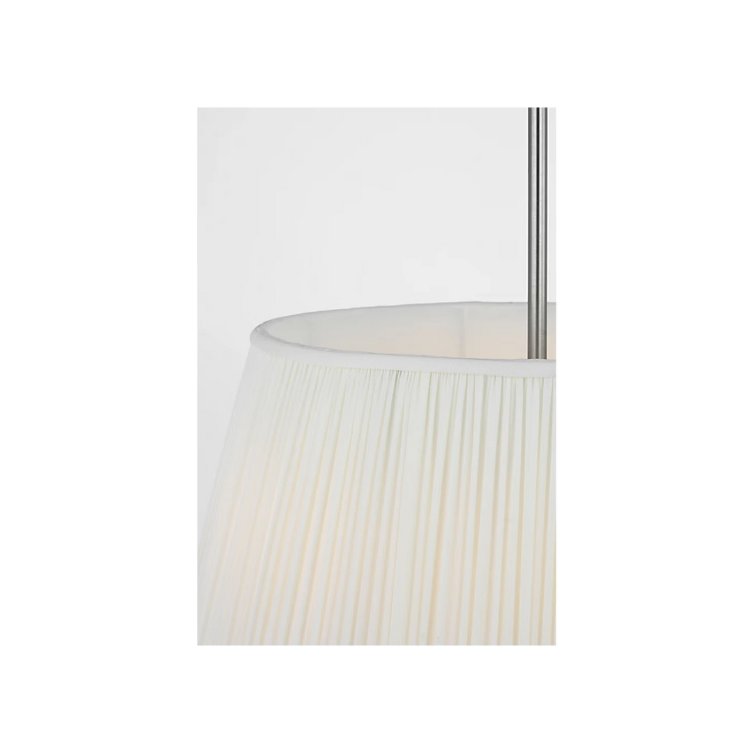 Maison Olive lustre abat-jour plissé crème avec structure métal argenté brossé, lumière douce.