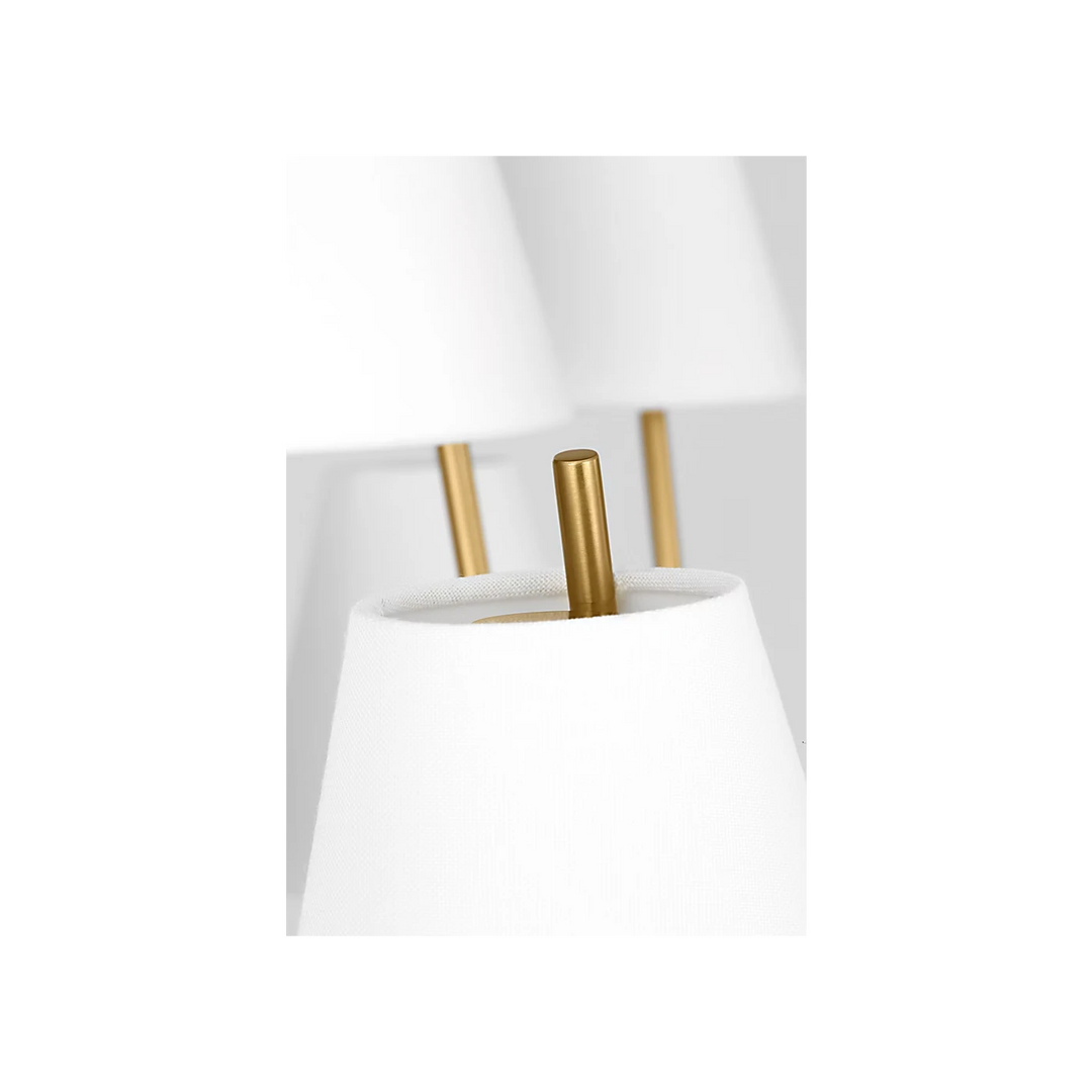 Maison Olive lustre à neuf lumières en laiton doré avec abat-jours coniques en tissu blanc.