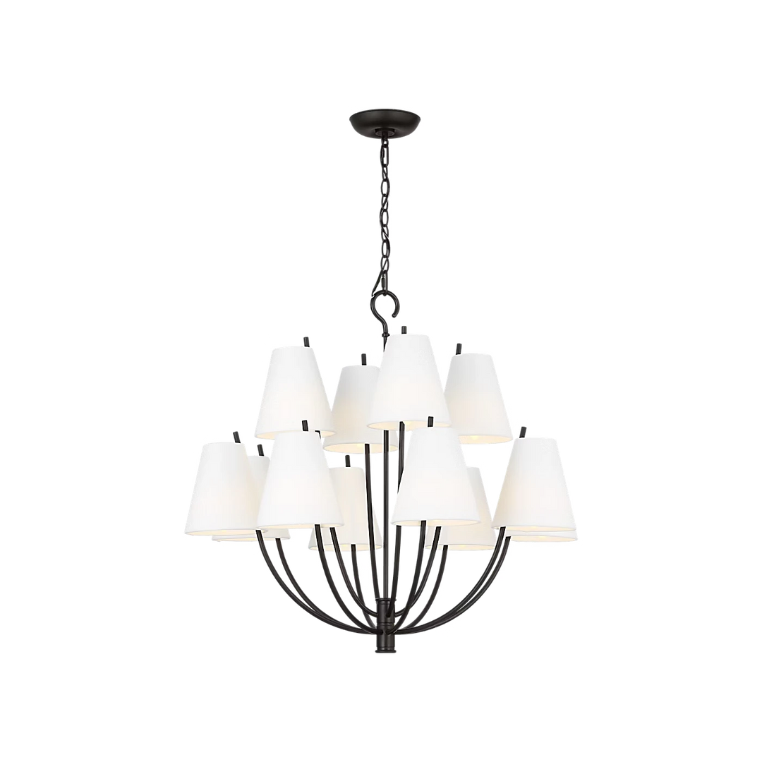 Maison Olive lustre à neuf lumières en métal finition laiton doré avec abat-jours coniques en tissu blanc.