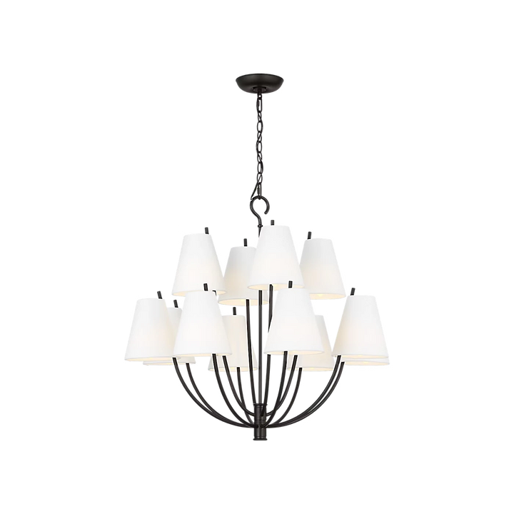 Maison Olive lustre à neuf lumières en métal finition laiton doré avec abat-jours coniques en tissu blanc.