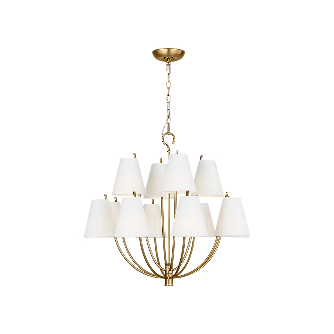 Maison Olive lustre à neuf lumières en laiton doré avec abat-jours blancs coniques. Design élégant pour salon ou salle à manger.