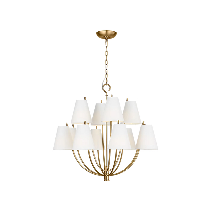 Maison Olive lustre à neuf lumières en laiton doré avec abat-jours blancs coniques. Design élégant pour salon ou salle à manger.