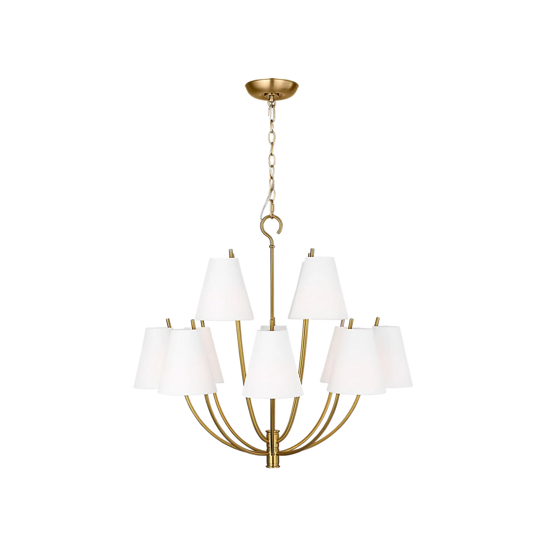 Maison Olive lustre en laiton doré à neuf lumières avec abat-jours blancs coniques. Design élégant pour salon ou salle à manger.