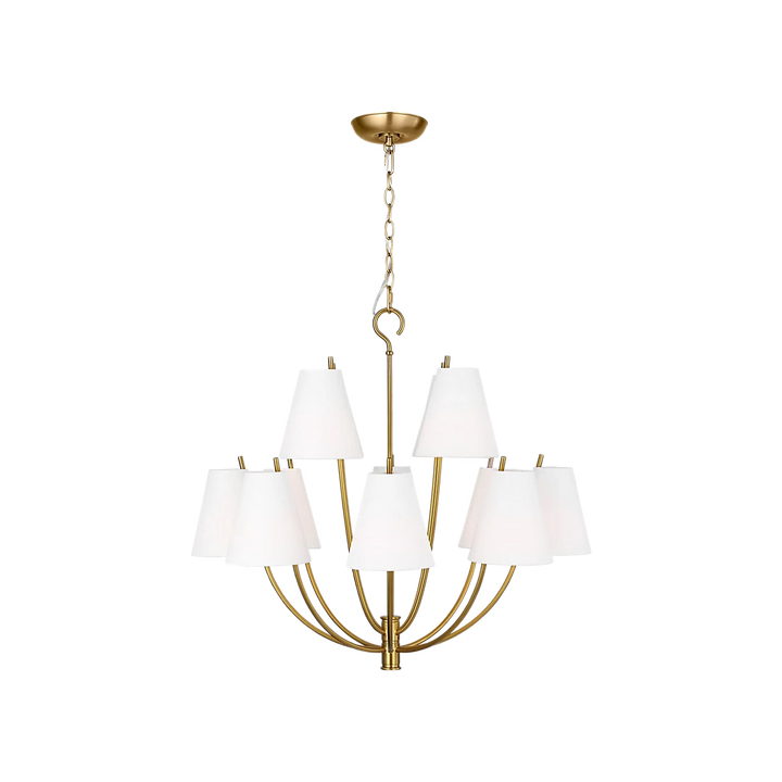 Maison Olive lustre en laiton doré à neuf lumières avec abat-jours blancs coniques. Design élégant pour salon ou salle à manger.