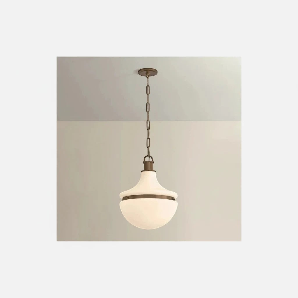 Maison Olive lustre suspendu en verre opale et métal doré, abat-jour diffusant une lumière douce, idéal pour salle à manger ou salon.
