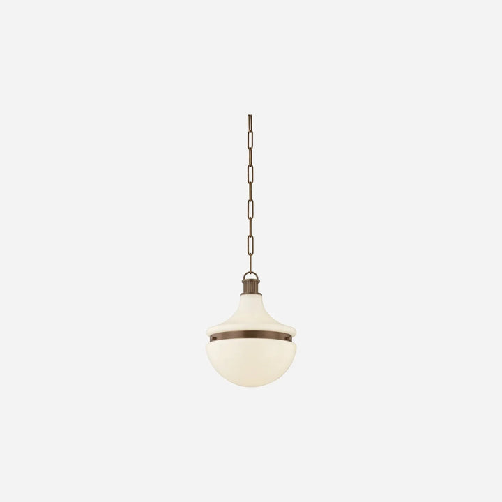Maison Olive lustre suspendu en verre opale et métal doré, abat-jour diffusant une lumière douce, idéal pour salle à manger ou salon.