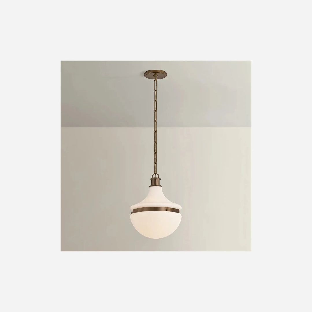 Maison Olive lustre suspendu en verre opale et métal doré, abat-jour diffusant, chaîne réglable, style classique.