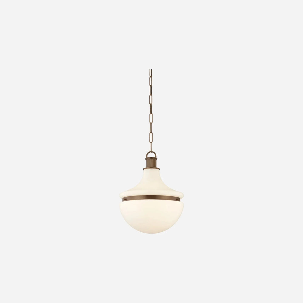 Maison Olive lustre suspendu en verre opale et métal doré, abat-jour diffusant une lumière douce, chaîne réglable.