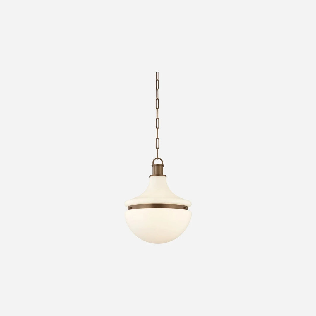 Maison Olive lustre suspendu en verre opale et métal doré, abat-jour diffusant une lumière douce, chaîne réglable.