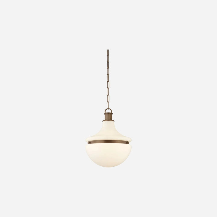 Maison Olive lustre suspendu en verre opale et métal doré, abat-jour diffusant une lumière douce, chaîne réglable.