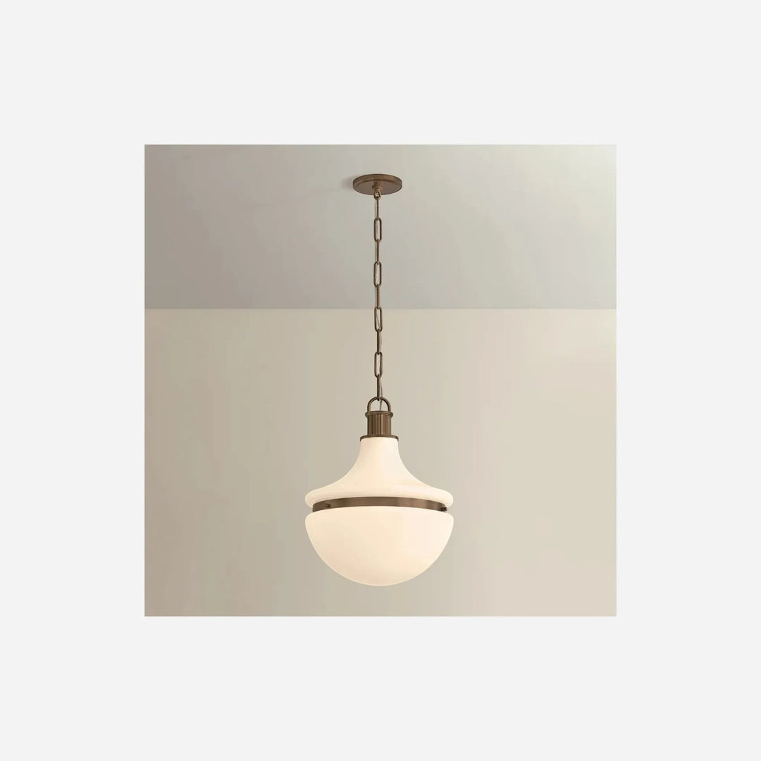 Maison Olive lustre suspendu en verre opale et métal doré, abat-jour diffusant une lumière douce, idéal pour salle à manger.