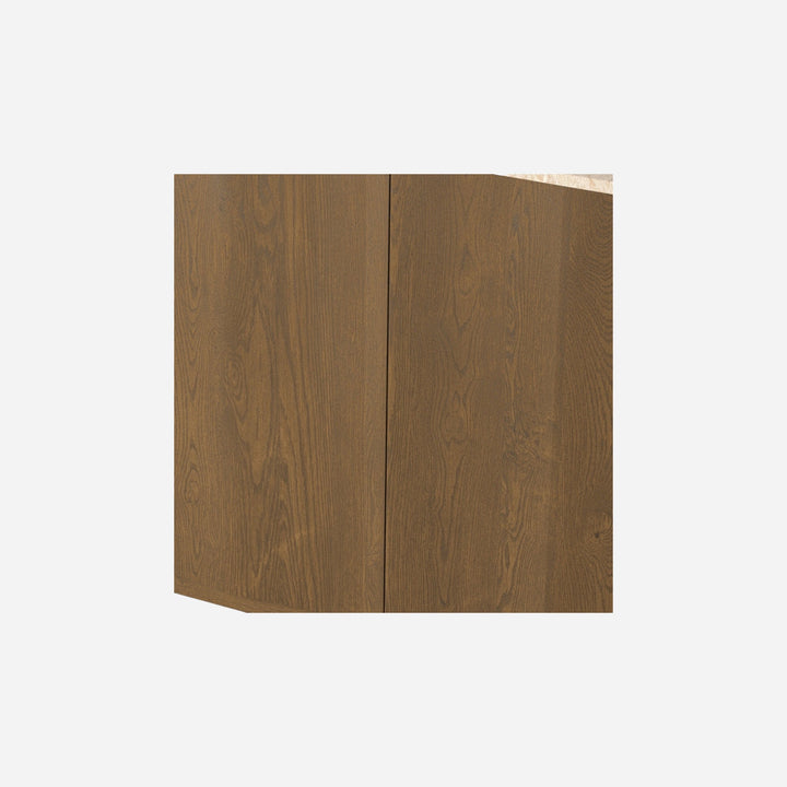 Maison Olive Meuble de salle de bain suspendu en bois de chêne avec plateau en marbre crème et vasque blanche.