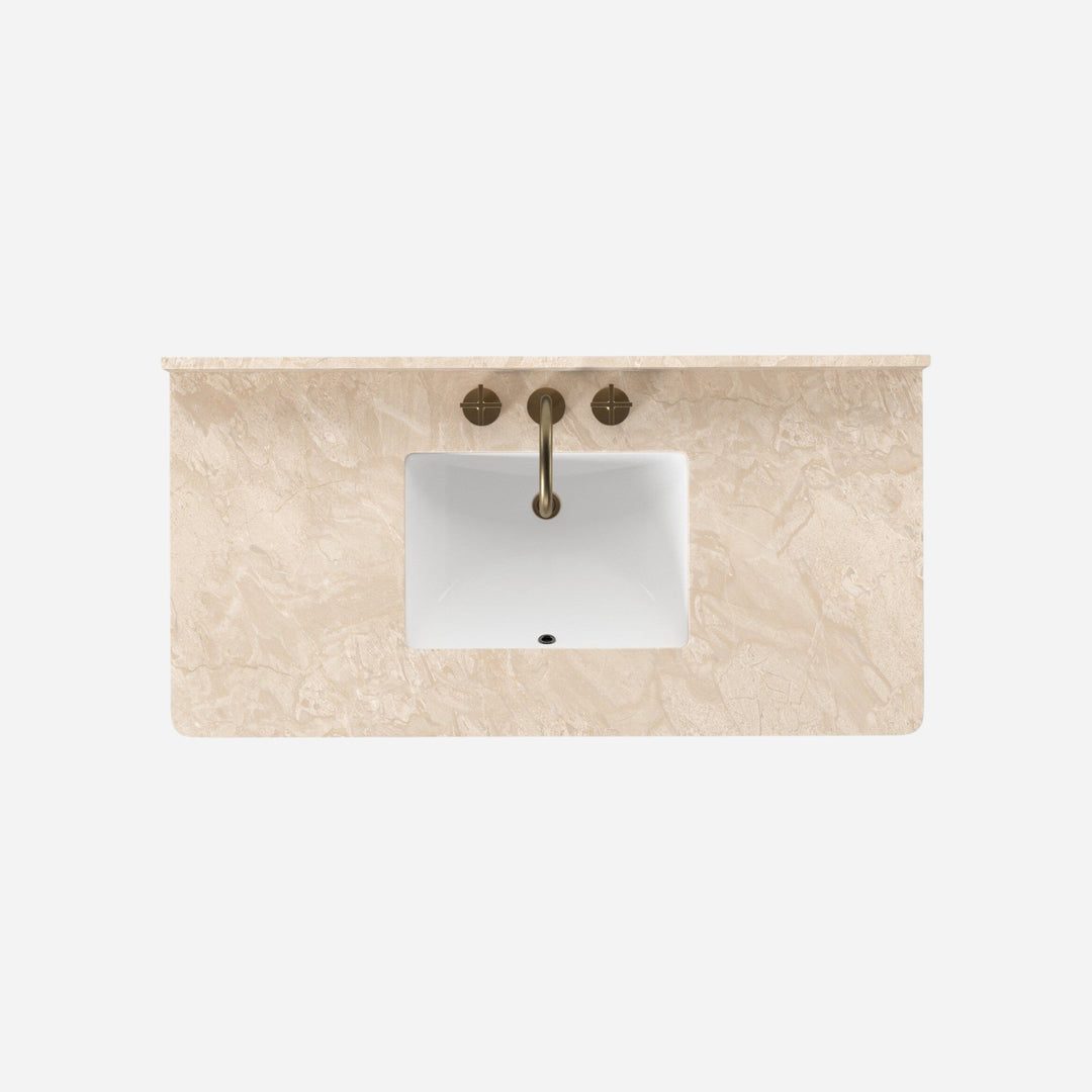 Maison Olive Meuble de salle de bain suspendu en bois de chêne avec plateau en marbre crème, vasque blanche et robinetterie dorée.