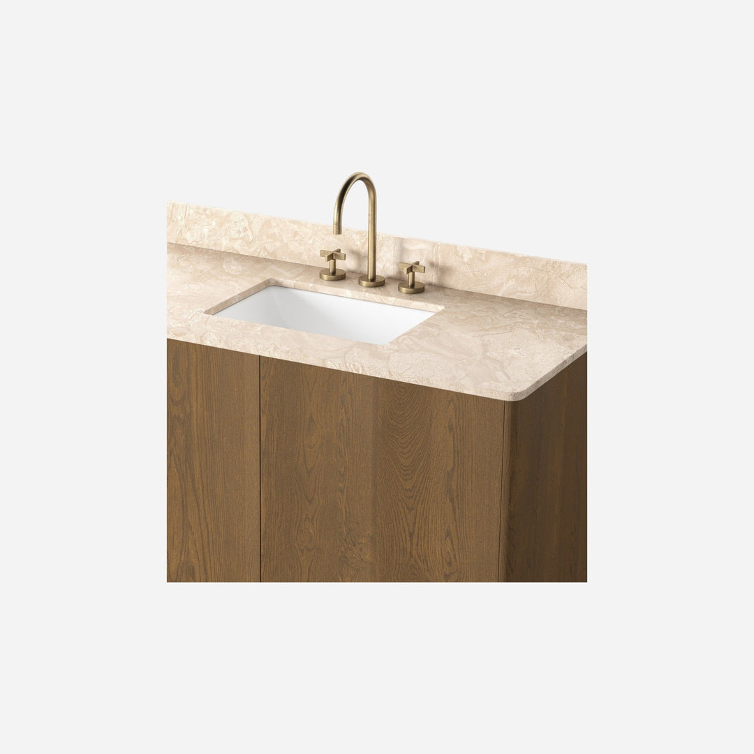 Maison Olive meuble de salle de bain suspendu en bois de chêne avec plateau en marbre crème et vasque blanche. Robinetterie dorée.