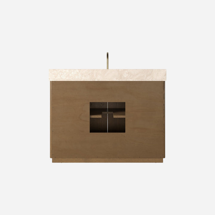 Maison Olive meuble de salle de bain suspendu en bois de chêne avec plateau en marbre crème et vasque blanche. Robinetterie dorée.