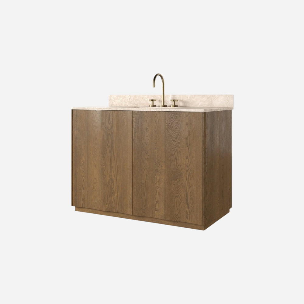 Maison Olive meuble de salle de bain suspendu en bois de chêne avec plateau en marbre crème et robinetterie dorée.