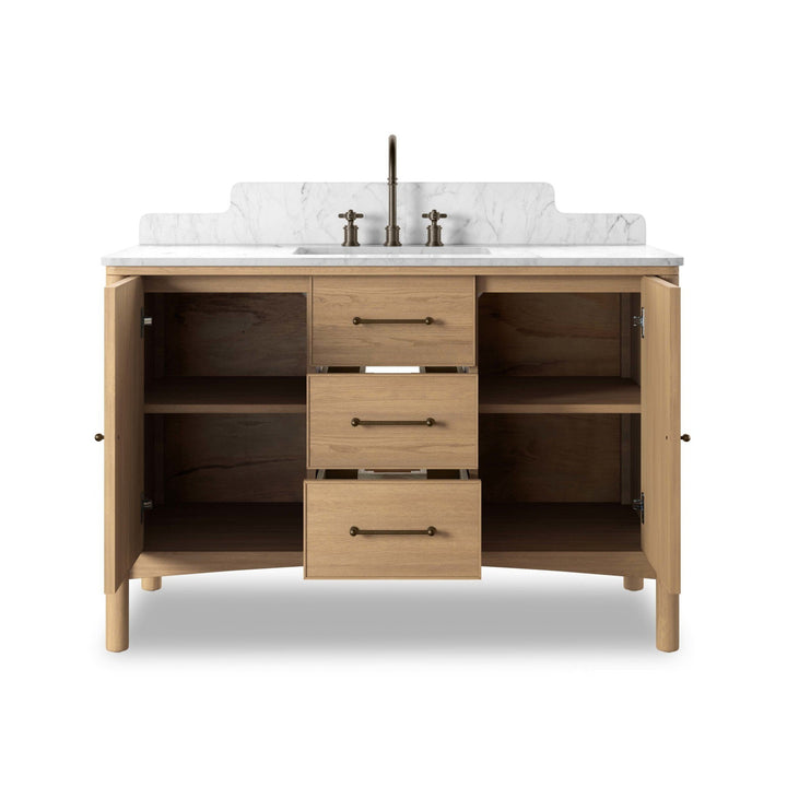 Meuble de salle de bain Maison Olive en bois de chêne clair avec plateau en marbre blanc, 3 tiroirs et 2 portes.