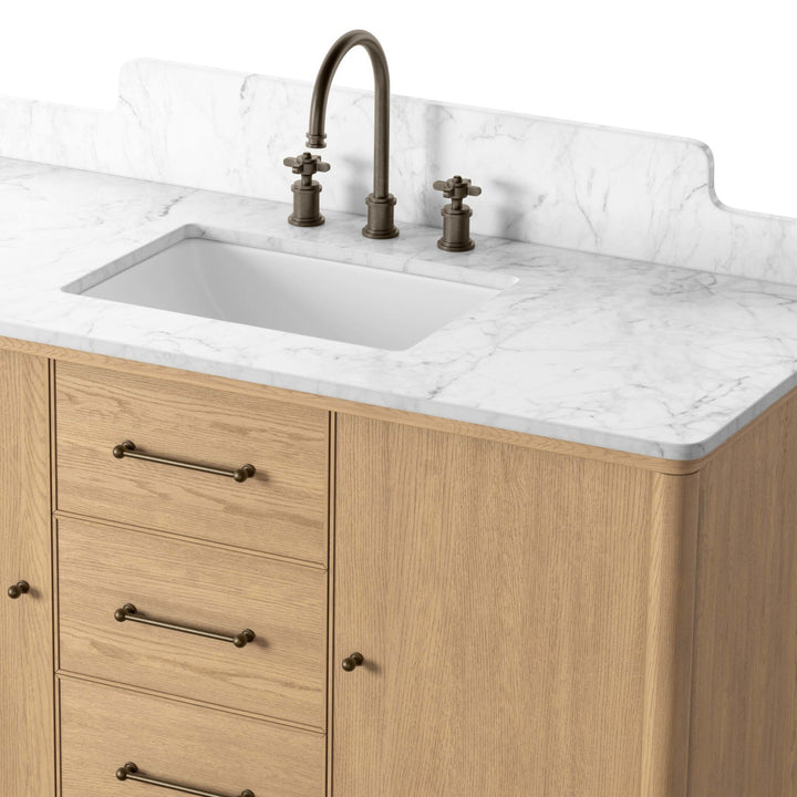 Maison Olive meuble de salle de bain en chêne clair avec plateau en marbre blanc, 3 tiroirs et 2 portes.