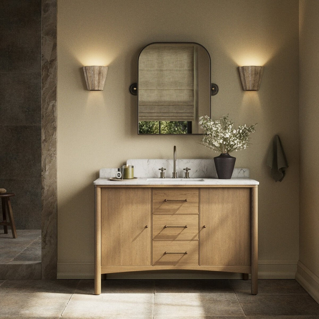 Maison Olive meuble de salle de bain en chêne clair avec plateau en marbre blanc, 3 tiroirs et 2 portes.