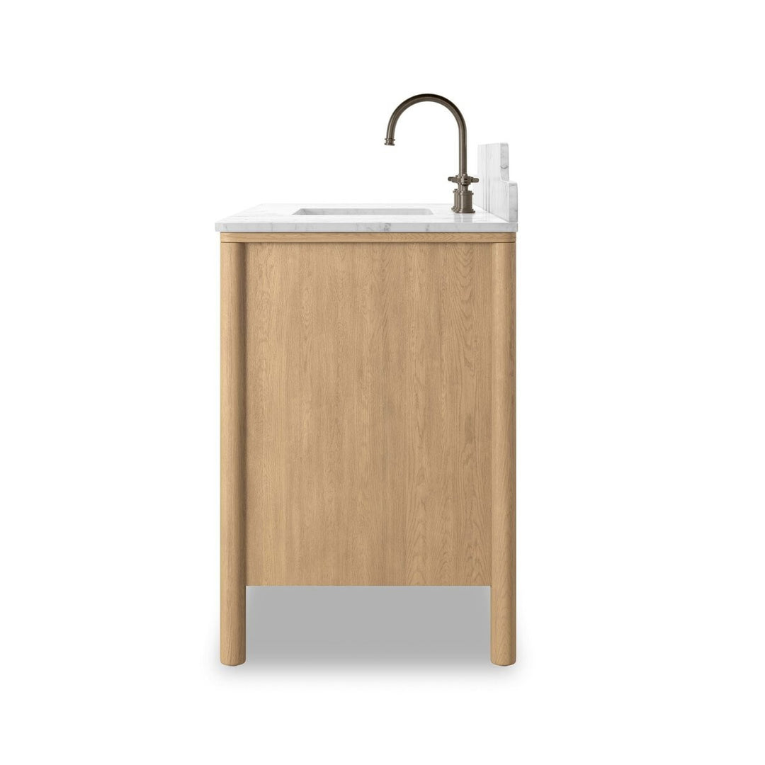 Maison Olive meuble de salle de bain en chêne clair avec plateau en marbre blanc et robinetterie laiton vieilli.