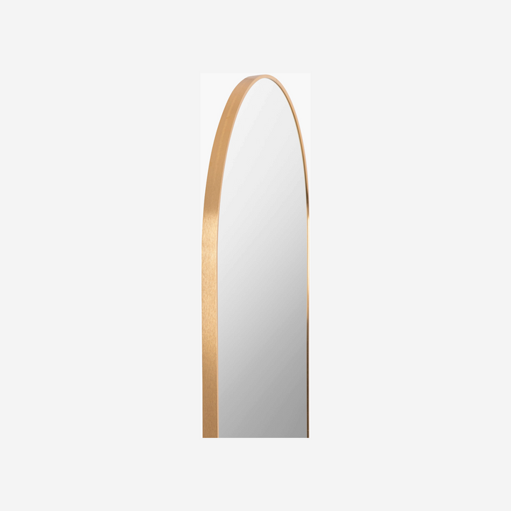 Miroir pleine longueur Maison Olive Aranya avec cadre arqué minimaliste en métal doré brossé