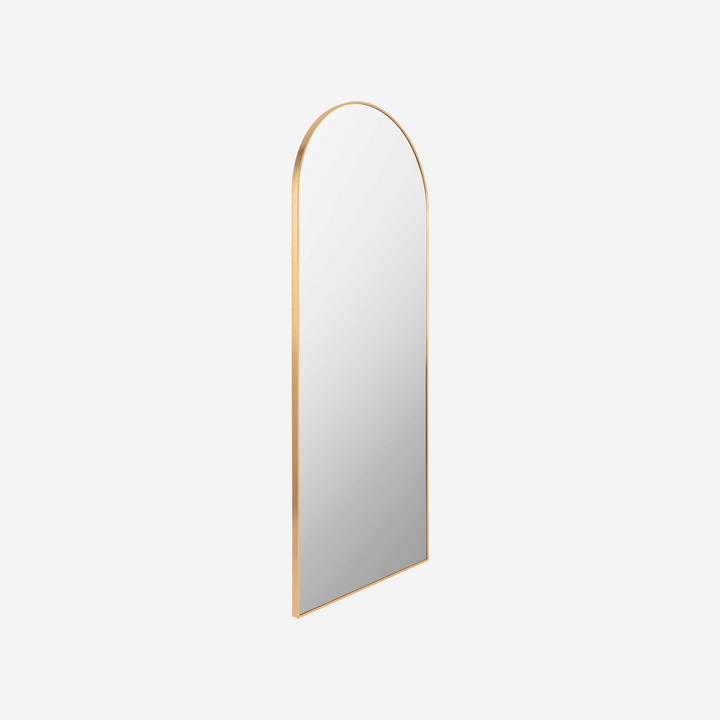 Miroir pleine longueur Maison Olive Aranya avec cadre fin doré et silhouette arquée élégante pour intérieur moderne
