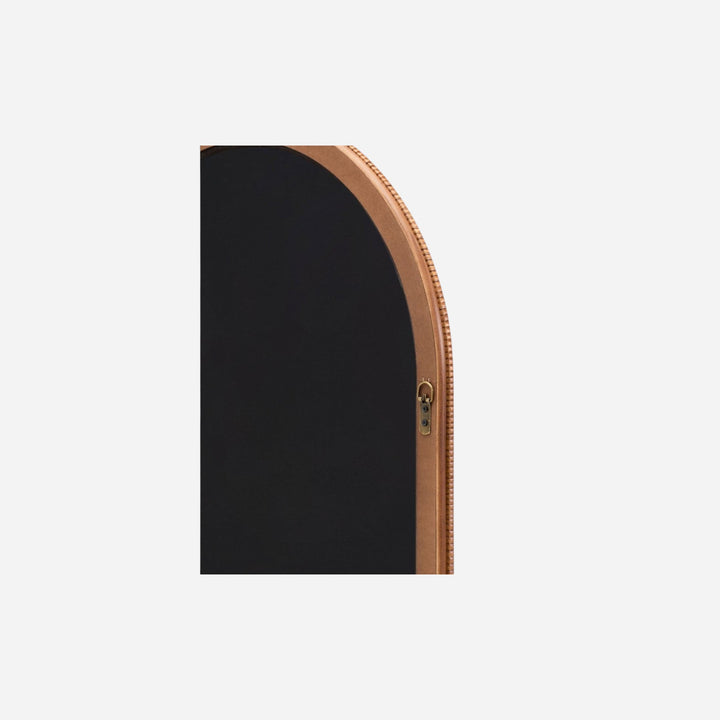 Miroir arqué Maison Olive avec cadre en bois brun patiné et détails texturés, vue rapprochée du profil.