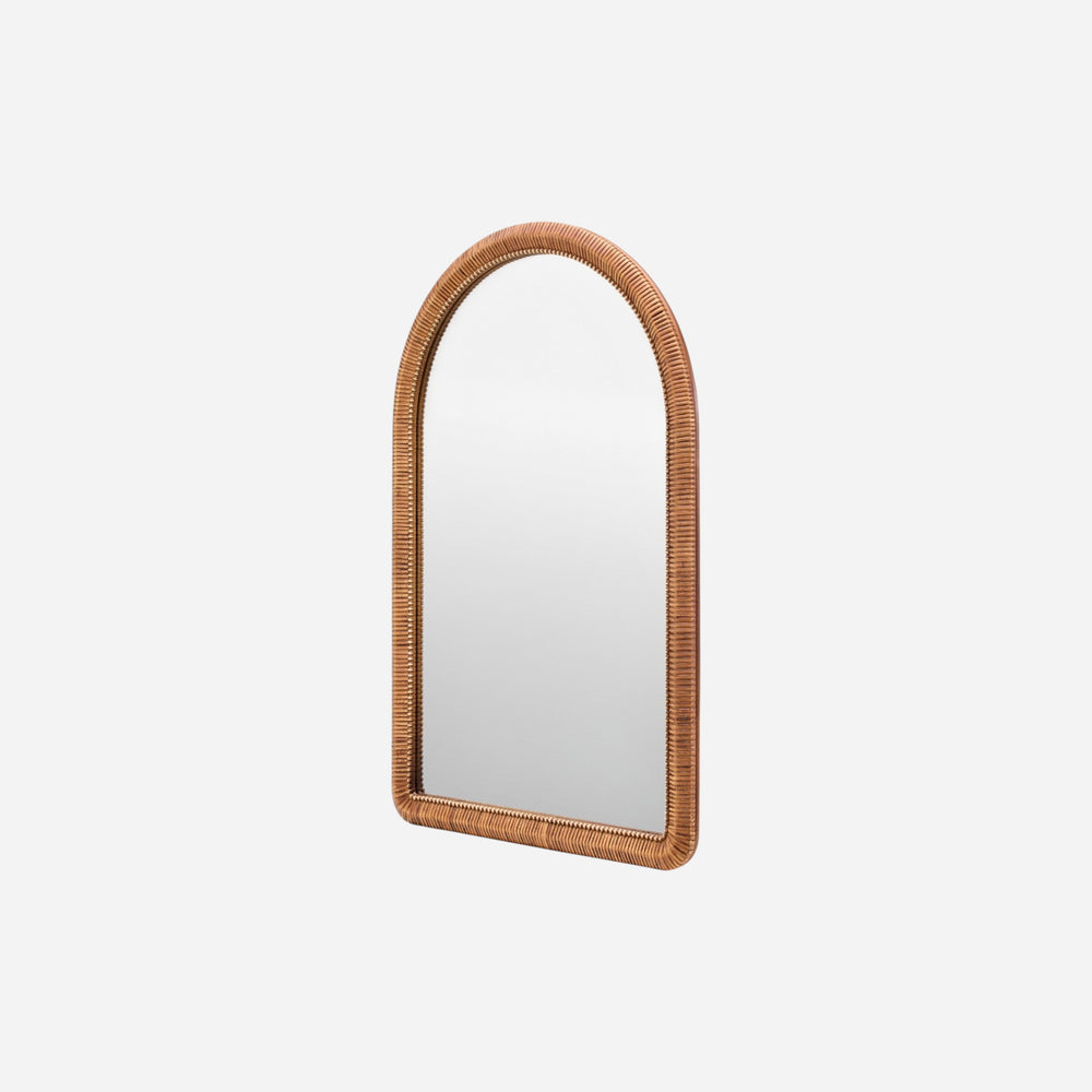Miroir arqué Maison Olive avec cadre en rotin brun patiné au design naturel et élégant