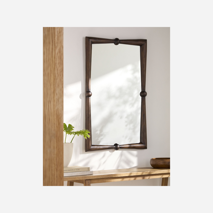 Miroir mural rectangulaire Maison Olive avec cadre en bois massif sombre et détails décoratifs sphériques sculptés