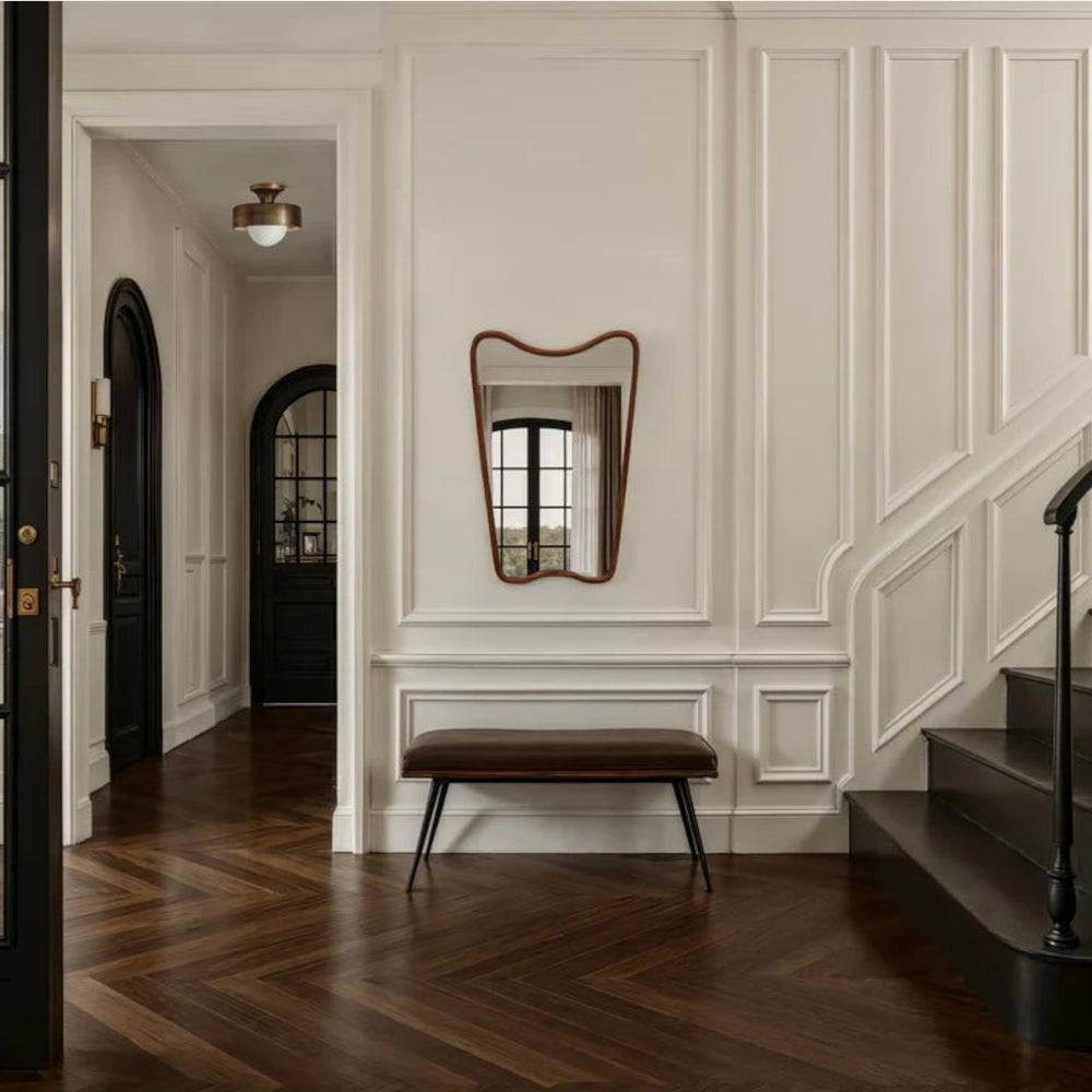 Miroir mural organique Maison Olive avec cadre en bois massif, suspendu dans une entrée élégante au style classique.