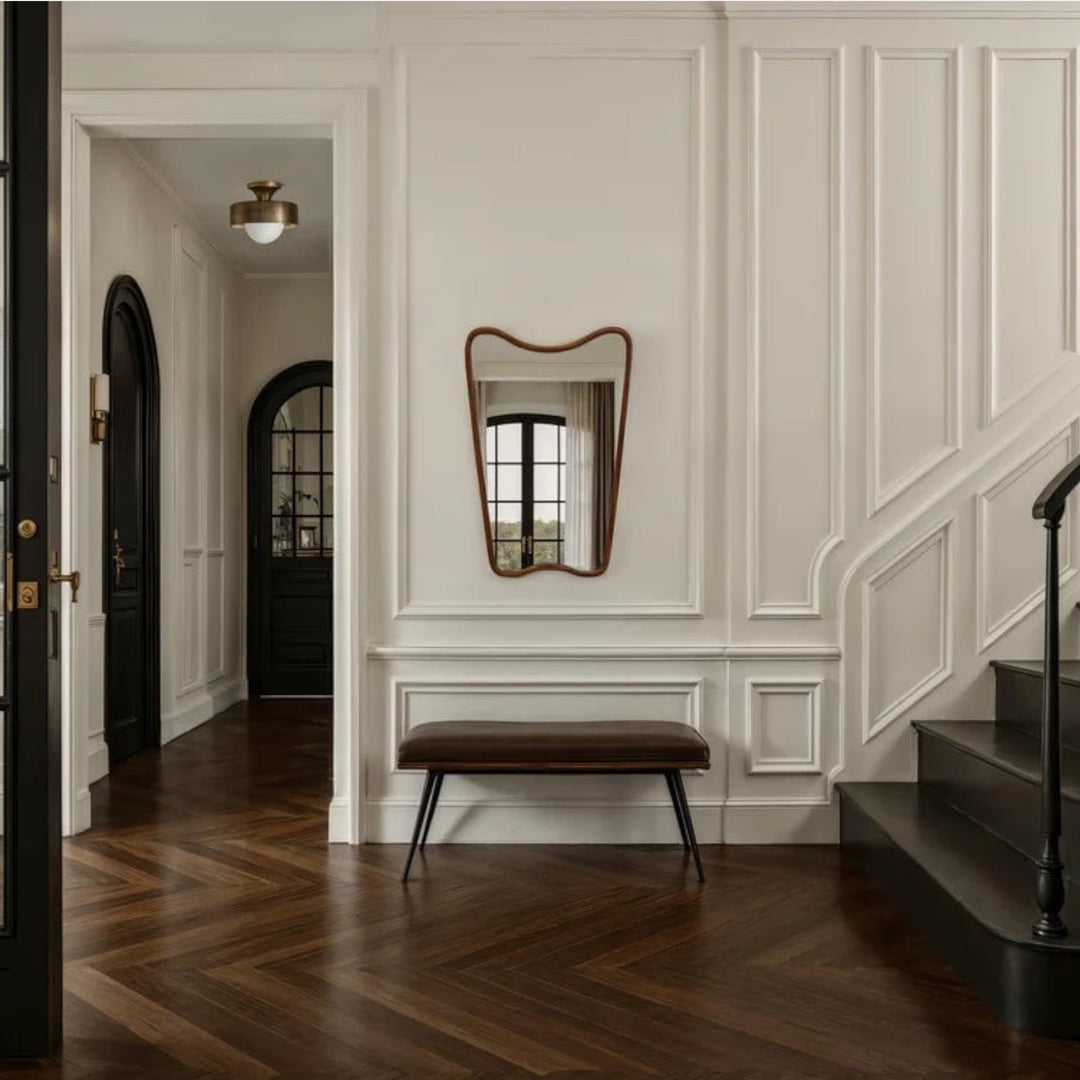 Miroir mural organique Maison Olive avec cadre en bois massif, suspendu dans une entrée élégante au style classique.