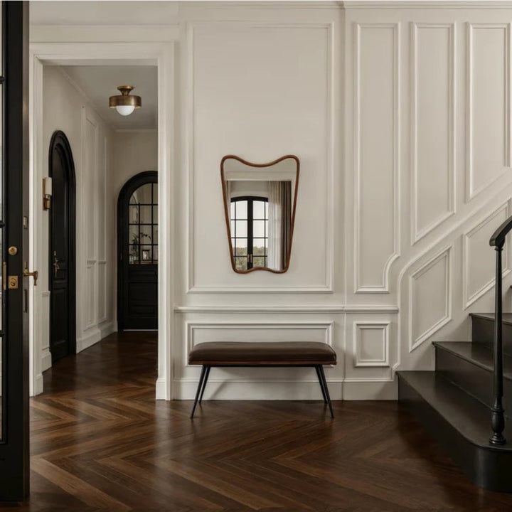 Miroir mural organique Maison Olive avec cadre en bois massif, suspendu dans une entrée élégante au style classique.