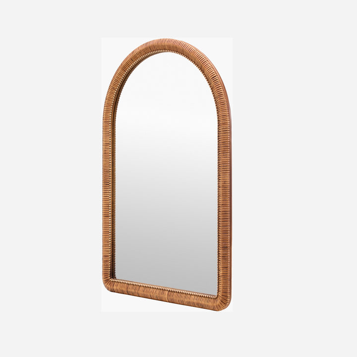 Miroir mural Maison Olive arrondi avec un cadre en rotin tressé naturel au style bohème élégant