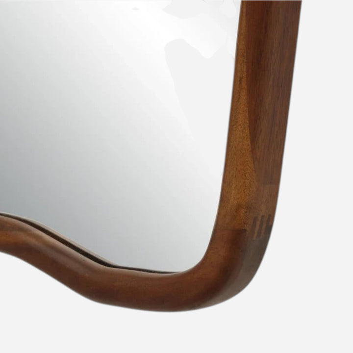 Miroir mural organique Maison Olive avec cadre en bois massif aux courbes fluides et finitions artisanales