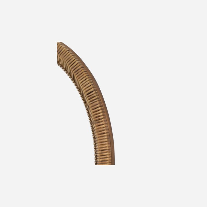 Détail du cadre en bois brun patiné du miroir arqué Maison Olive avec sa texture travaillée et élégante.