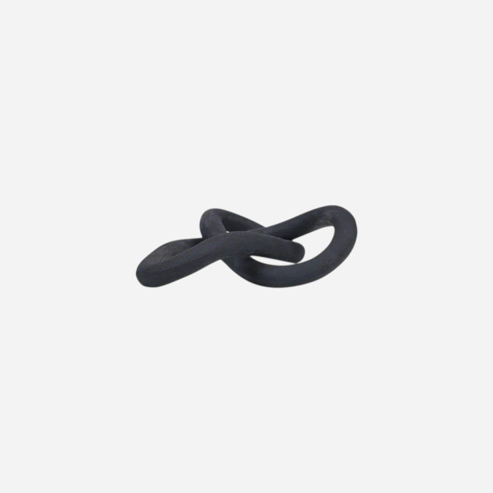 Objet décoratif Maison Olive en forme de nœud sculptural noir mat au design minimaliste et contemporain