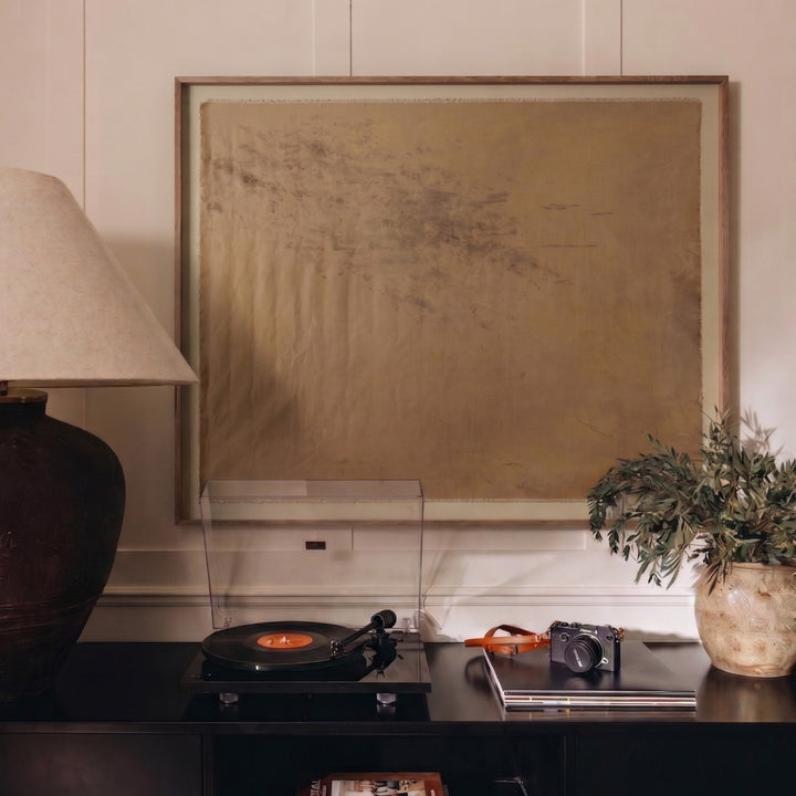 Œuvre d'art Maison Olive sur toile de lin texturée beige avec bords effilochés, signée GUINN, encadrée de bois.
