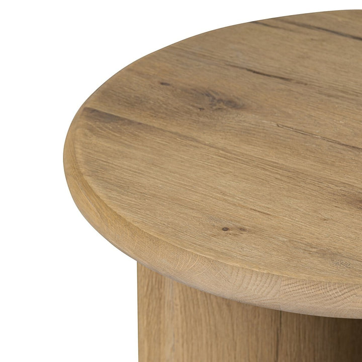 Maison Olive PADEN table d'appoint ronde en chêne patiné avec pieds en croissant, style organique.
