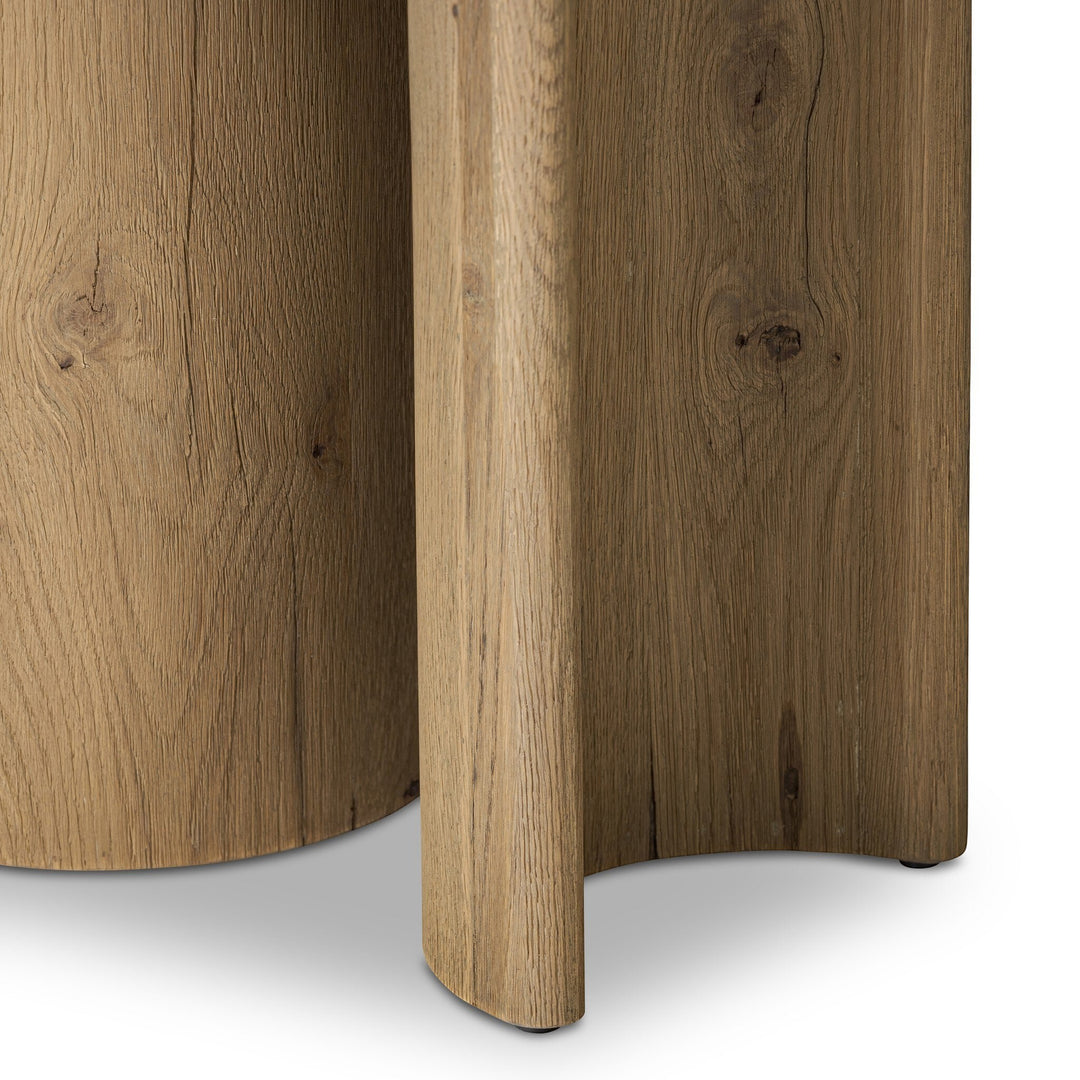 Maison Olive PADEN table d'appoint en chêne usé avec pieds en forme de croissant et plateau rond.