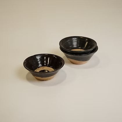 Petits bols Maison Olive en céramique artisanale bleu profond et terre cuite brute au design minimaliste et organique