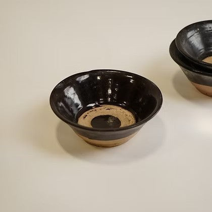 Petit bol artisanal Maison Olive en céramique émaillée bleu profond et terre cuite brute, design minimaliste.