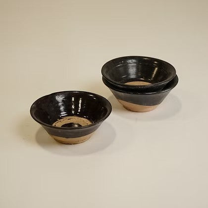 Petit bol artisanal Maison Olive en céramique émaillée bleu profond et terre cuite brute, design minimaliste.