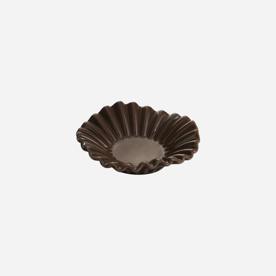 Petit bol Maison Olive en céramique brun foncé avec une forme accordéon texturée au design artisanal