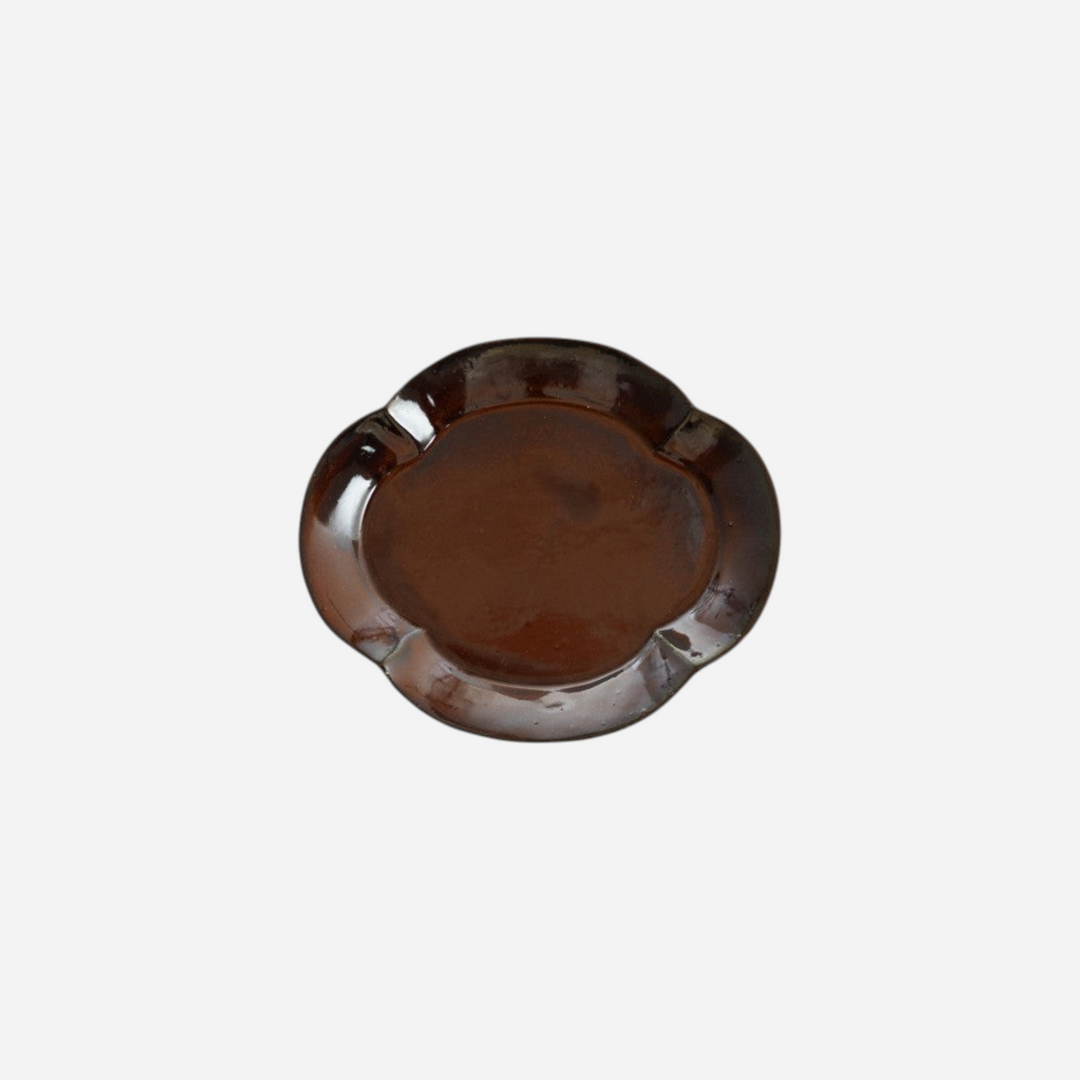 Petite coupelle Maison Olive en céramique artisanale brun brillant avec une forme organique ondulée.