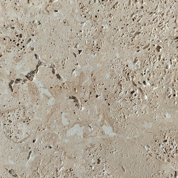 Pierre travertin beige texturée de Maison Olive, aspect naturel et poreux, idéal pour sols et murs intérieurs et extérieurs.
