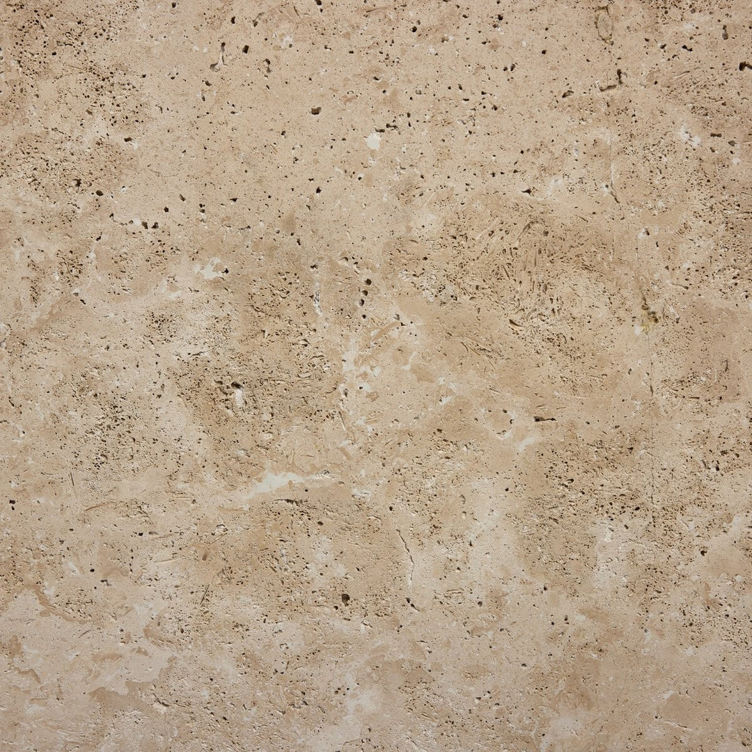 Pierre travertin beige texturée de Maison Olive, aspect naturel et poreux, idéale pour sols et murs intérieurs/extérieurs.
