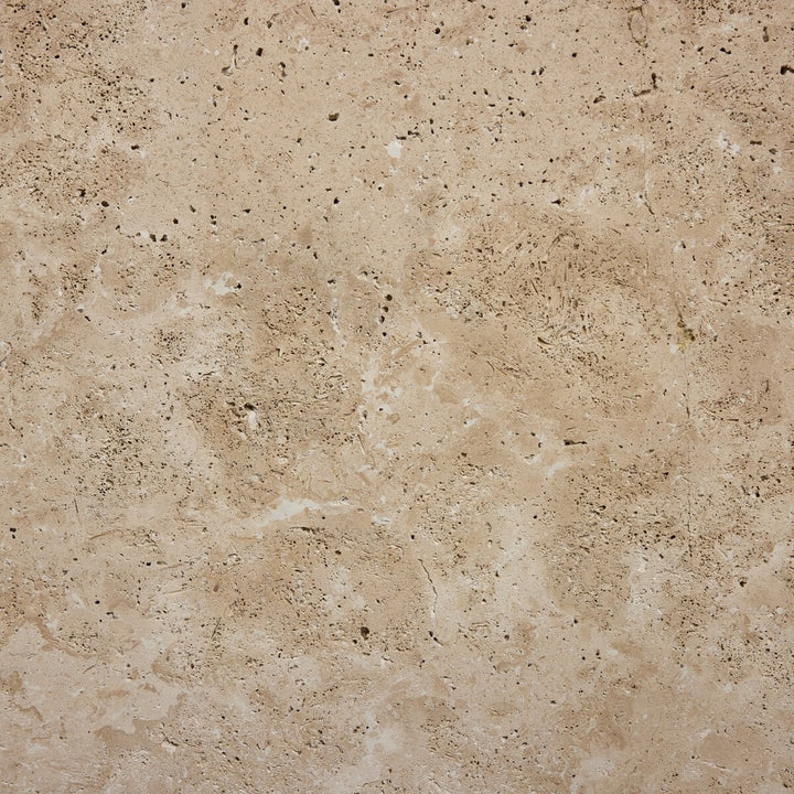 Pierre travertin beige texturée de Maison Olive, aspect naturel et poreux, idéale pour sols et murs intérieurs/extérieurs.