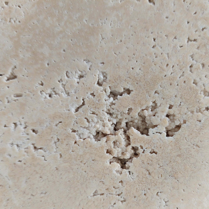 Pierre travertin beige texturée de Maison Olive, aspect naturel et poreux, idéal pour sols et murs intérieurs/extérieurs.
