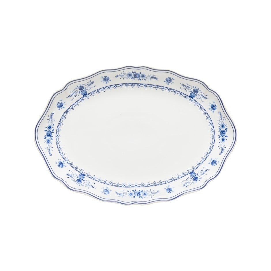 Grand plat de service ovale en céramique Maison Olive avec motifs floraux bleus délicats et bords ondulés élégants.