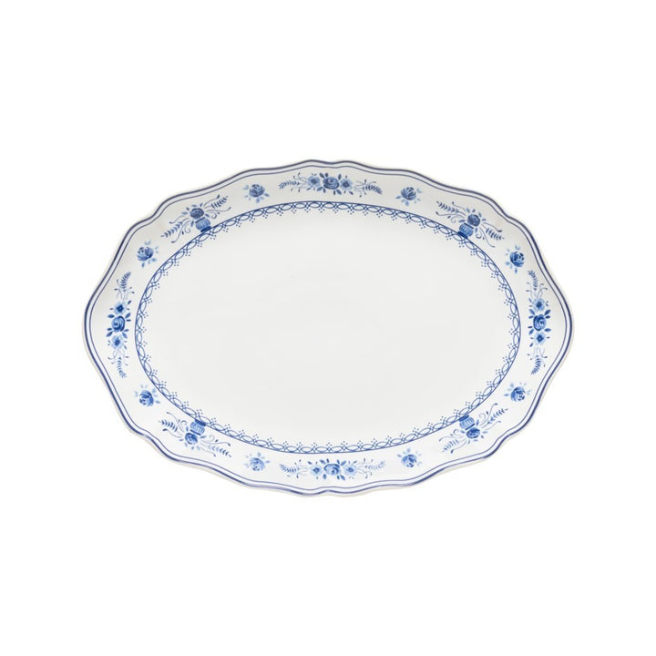 Grand plat de service ovale en céramique Maison Olive avec motifs floraux bleus délicats et bords ondulés élégants.